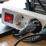 4 Гнезда Разклонител с Ключ Кабел 1.5м Бял