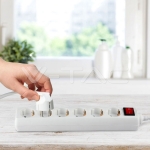 6 Гнезда Разклонител с Ключ Кабел 5м Бял