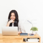 5W Настолна Лампа 3в1 Безжично Зареждане GSM Бяла Кръгла Основа